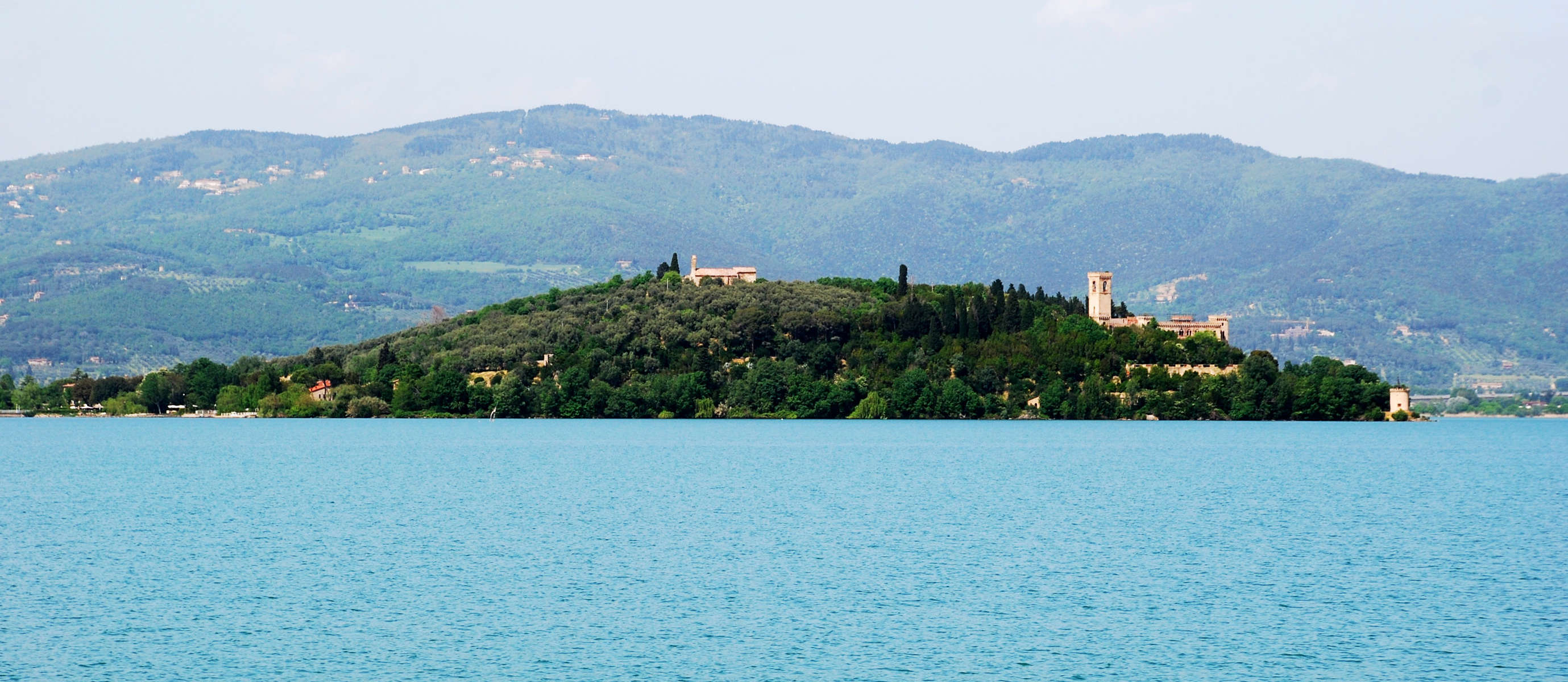 Panorama del lago trasimeno ed isola Maggiore