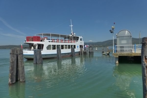 traghetto lago Trasimeno attracca all'isola