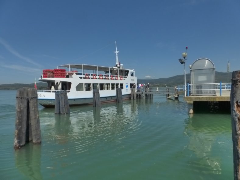 traghetto lago Trasimeno attracca all'isola