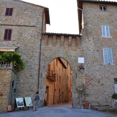 Porta di ingresso del borgo medievale di Paciano Umbria