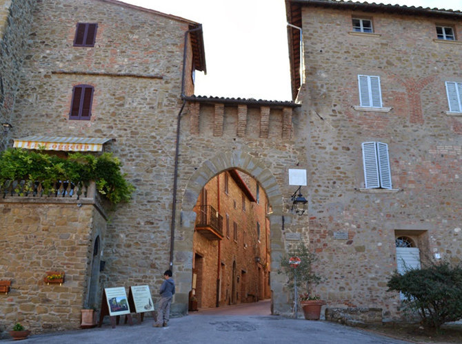 Porta di ingresso del borgo medievale di Paciano Umbria