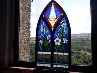 Piegaro e San Sepolcro più vicini grazie al vetro  Con l’inaugurazione della mostra “Di fiore in fiore”