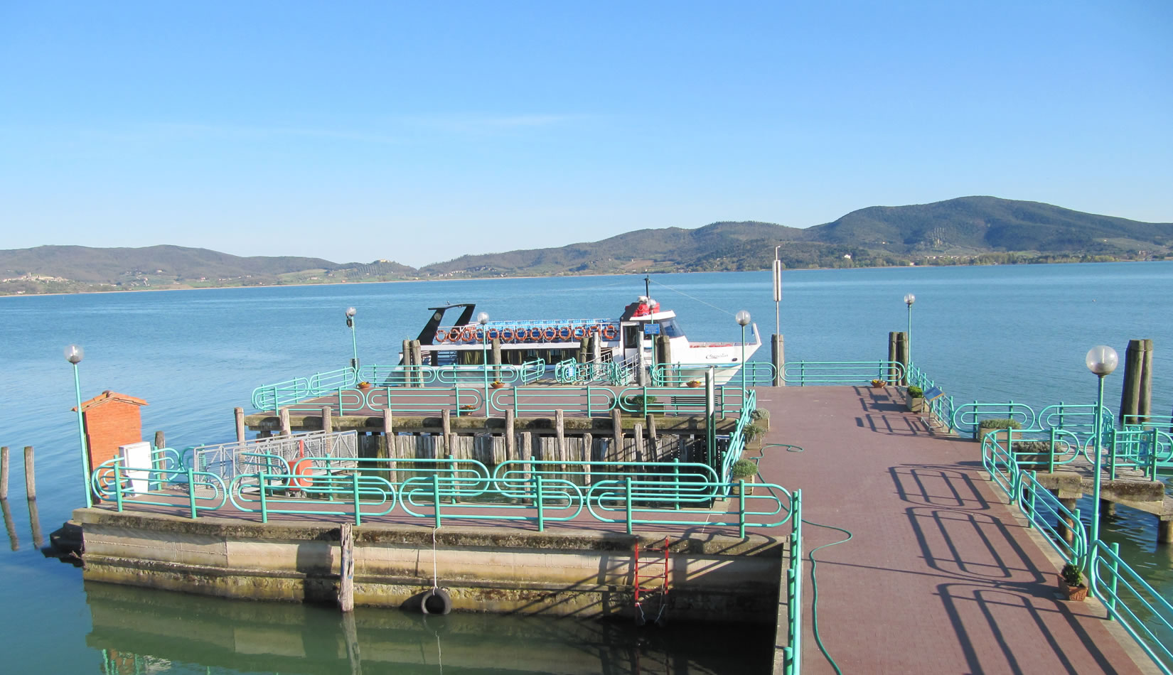 Traghetto attracca al molo dell'isola