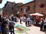 Infioratori all’opera per celebrare il Corpus Domini a Paciano